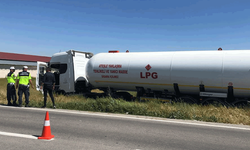 Afyon'da LPG yüklü tanker elektrik direğine çarptı