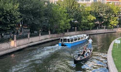 Eskişehir’de gondollar turistlerin ilgi odağı oldu