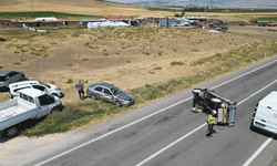 Afyon'da otomobilin çarptığı patpat yol ortasına devrildi