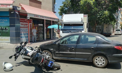 Eskişehir’de "dur" levhasına uymayan otomobil polis motosikletine çarptı