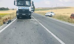 Eskişehir'de kontrolden çıkan otomobil tıra ve dorseye çarptı