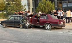 Afyon'da kontrolden çıkan otomobil ortalığı karıştırdı: 3 yaralı