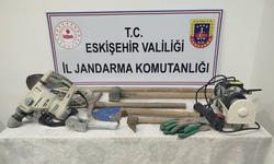Eskişehir’de babasının bahçesinde kaçak kazı yaparken yakalandı