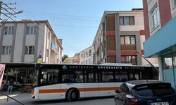 Eskişehir’de belediye otobüsü direğe çarptı: Trafik aksadı