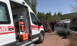 Kütahya'da kontrolden çıkan otomobil şarampole devrildi: 3 yaralı