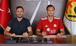 Siyah kırmızılardan savunmaya takviye