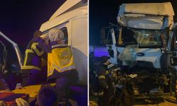 Eskişehir yolunda iki tır çarpıştı, sürücü kurtarılamadı