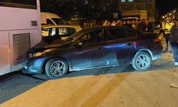 İki otomobilin çarpışmasıyla araçlar otobüse savruldu