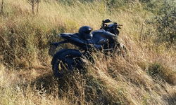 Bilecik'te direksiyon hâkimiyetini kaybeden motosiklet tarlaya savruldu