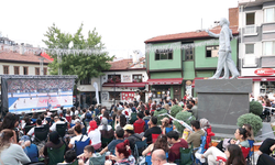 Hicri Sezen Meydanı’nda milli gurur ve yaz sineması bir arada