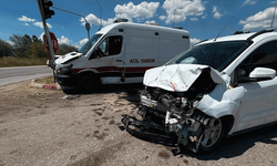 Kütahya'da ambulans hafif ticari araçla çarpıştı: 7 yaralı