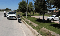 Kütahya'da motosiklet kazası, kask hayat kurtardı