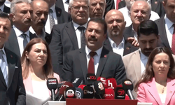 Yalaz’dan CHP genel merkezi önünde 74 il başkanı adına olağanüstü kurultay açıklaması