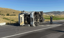 Afyon'da devrilen tırın sürücüsü yaralandı