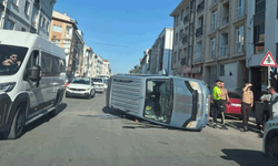 Ara sokaktan çıkan otomobilin çarptığı hafif ticari araç yan yattı