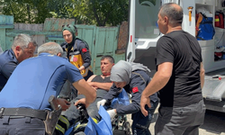 Bilecik'te çatı yangınına müdahale ederken bir alt kata düşen itfaiyeci yaralandı