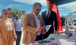 Bilecik'te çocuklar gezici kütüphanede kitap okudu