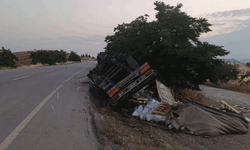 Bilecik'te yan yatan tırın sürücüsü yaralandı