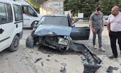 Eskişehir'de 2 araç kafa kafaya çarpıştı, faciadan dönüldü