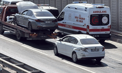 Eskişehir'de 3 aracın karıştığı zincirleme kazada 2 kişi hastaneye kaldırıldı
