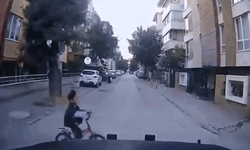 Eskişehir'de ara sokaktan biranda çıkan çocuğa çarpmak üzereyken son anda durdu