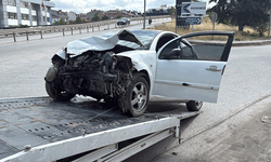 Eskişehir'de kafa kafaya çarpışan araçlar hurdaya döndü