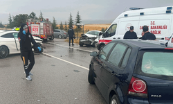 Eskişehir'de yağmur sonrası üç araç birbirine girdi: 2'si ağır 6 yaralı