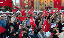 Eskişehirliler Vilayet Meydanı’nı Türk bayraklarıyla doldurdu