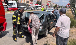 Kütahya'da  kamyonun çarptığı otomobildeki 2 çocuk yaralandı