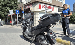 Otomobille çarpışan motosikletli trafik zabıtası yaralandı