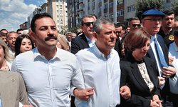 Özgür Özel grup toplantısı ardından Hamamyolu’na yürüdü!