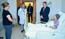 Vali Yılmaz'dan şehit annesine hastanede ziyaret