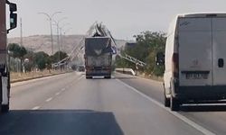 Afyonkarahisar'da damperi açık unutulan kamyon yön levhasını yıktı