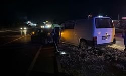Afyonkarahisar'da kamyonet ile otomobil çarpıştı: 11 yaralı