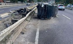 Bilecik'te otomobil bariyerlere çarptı: 3 yaralı
