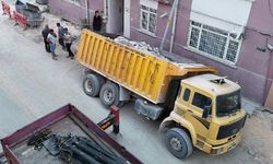 Bir anda yol çöktü! Eskişehir’de park halindeki kamyon çukura gömüldü