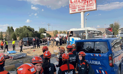 Eskişehir yolunda kamyon ile halk otobüsü çarpıştı