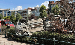 Eskişehir’de feci kaza: Önce ağacı devirdi, sonra takla attı