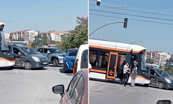 Eskişehir'de tramvay ile otomobil çarpıştı