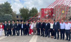 İYİ Parti Eskişehir Teşkilatı’ndan Atatürk Anıtı’na çelenk
