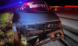 Kütahya'da bariyerlere çarpan otomobilin sürücüsü yaralandı