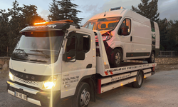 Afyon'da kamyonetle otomobille çarpıştı: 3 yaralı