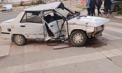 Afyonkarahisar'da kamyonetle otomobille çarpıştı: 3 yaralı
