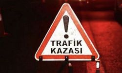 Afyonkarahisar’da otomobil istinat duvarına çarptı: 2 yaralı