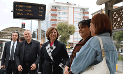 Başkan Ünlüce makam aracını bıraktı, tramvaya bindi