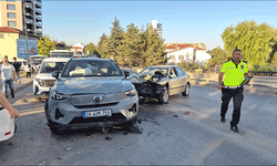 Eskişehir'de 4 araç birbirine girdi: 3 yaralı