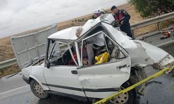 Eskişehir'de kaza: Tır otomobili biçti, 2 ölü