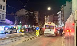 Eskişehir’de yayalar kaldırım yerine akan trafikte yürüyor