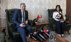 Türk bayrağını yerde bırakmamıştı: Eskişehirli kadın kuryeye anlamlı davet
