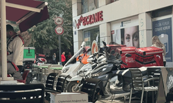 Yasak ama motosikletler peş peşe park ediliyor! Eskişehir’de tepki çeken görüntü